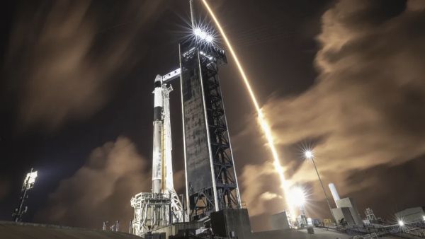 SPACEX LAUNCHES BACK-TO-BACK FALCON 9 ROCKETS WITHIN 65 MINUTES AND ACES 2 LANDINGS DAYS AFTER A FAILED BOOSTER TOUCHDOWN