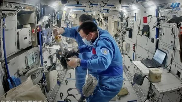 FRUIT FLIES IN SPACE! CHINESE ASTRONAUTS SHOW OFF EXPERIMENT ON TIANGONG SPACE STATION