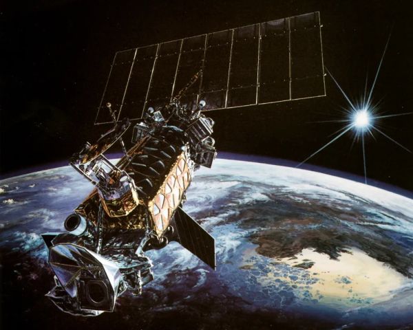 RETIRED MILITARY WEATHER SATELLITE BREAKS UP